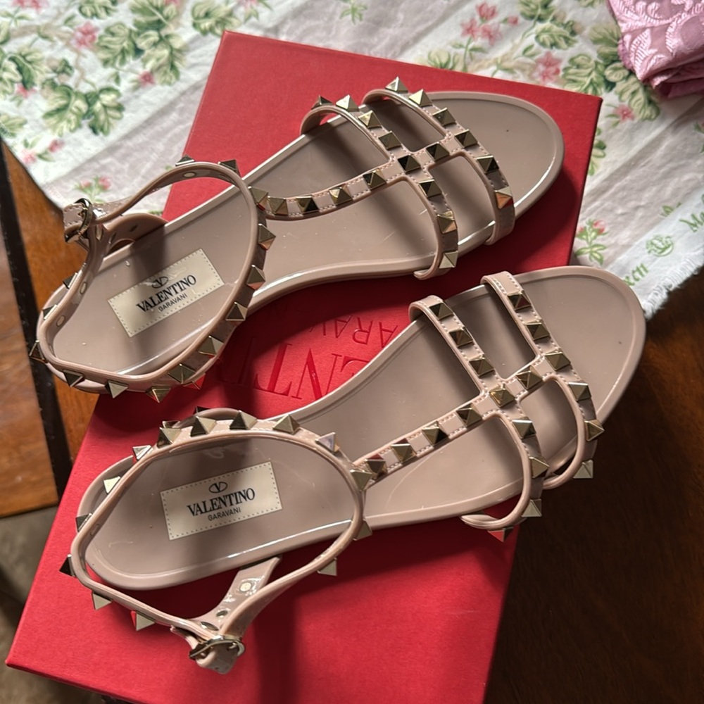 Valentino  Garavani rubber Beige Studded Sandal size37
